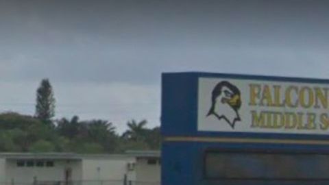 La escuela Falcon Cove.