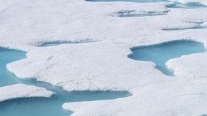 El calentamiento global causa deshielo acelerado en los polos.