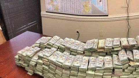 Detuvieron el tráiler por cometer infracciones al volante.