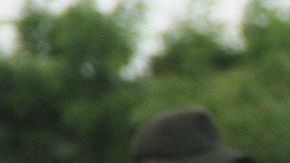 Personas con alimentos cruzan la frontera entre Colombia y Venezuela  en Paraguachón,