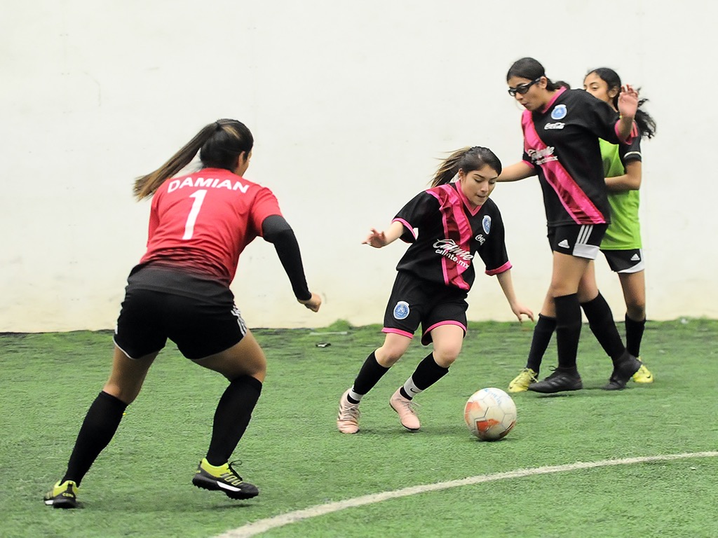 La velocidad y agilidad caracterizan el juego de Rita Calderón frente a jugadoras de cualquier nivel y estatura. (Javier Quiroz / La Raza)