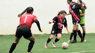 La velocidad y agilidad caracterizan el juego de Rita Calderón frente a jugadoras de cualquier nivel y estatura. (Javier Quiroz / La Raza)
