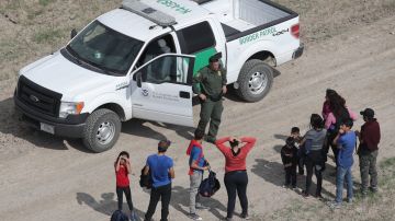 Los inmigrantes se entregan a oficiales fronterizos.