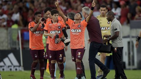 El Atlético Paranaense no logró llegar completo al Estadio Andrés Quintana Roo.