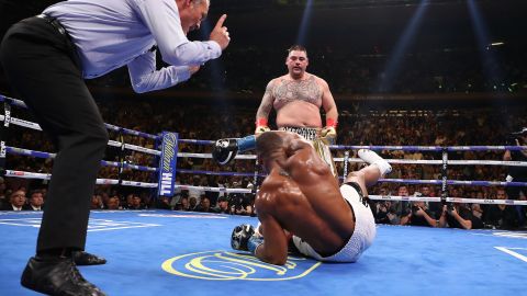 Esta es la imagen de la proeza de Andy Ruiz contra Anthony Joshua que quería replicar en su tatuaje un aficionado.