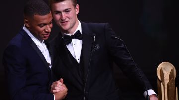 Juventus' Dutch defender Matthijs de Ligt (R) reacts after winning the Kopa trophy for best U21 player of the world next to former laureate Paris Saint-Germain's French forward Kylian Mbappe during the Ballon d'Or France Football 2019 ceremony at the Chatelet Theatre in Paris on December 2, 2019. (Photo by FRANCK FIFE / AFP) (Photo by FRANCK FIFE/AFP via Getty Images)