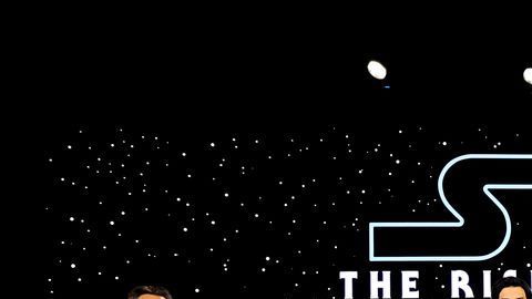 De izq. a dcha: Richard E. Grant, Billy Dee Williams, Keri Russell, Oscar Isaac, Adam Driver, J.J. Abrams, Chris Terrio, Kathleen Kennedy, Daisy Ridley, John Boyega, Kelly Marie Tran, Naomi Ackie, Joonas Suotamo y Anthony Daniels.