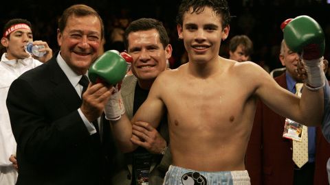 Julio en 2005 con Bob Arum y 'JC' Chávez.