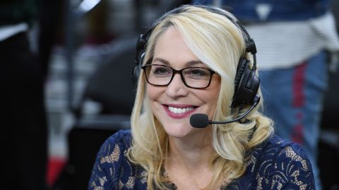 Doris Burke se lució en falda y tacones.