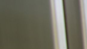 Emma Coronel llega a una audiencia previa en la corte federal de Brooklyn con sus hijas.