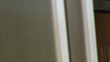 Emma Coronel llega a una audiencia previa en la corte federal de Brooklyn con sus hijas.