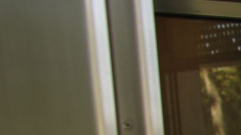 Emma Coronel llega a una audiencia previa en la corte federal de Brooklyn con sus hijas.