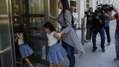 Emma Coronel llega a una audiencia previa en la corte federal de Brooklyn con sus hijas.