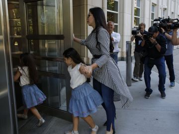 Emma Coronel llega a una audiencia previa en la corte federal de Brooklyn con sus hijas.