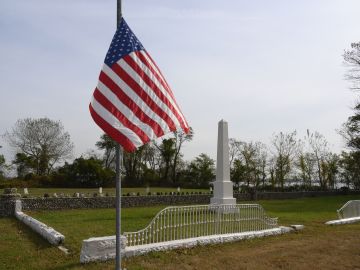 Un monumento a los primeros veteranos enterrados en Hart Island, en Nueva York.