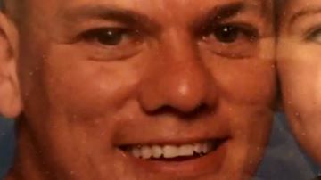 Felipe Gallegos se dedicaba a colgar adornos navideños.