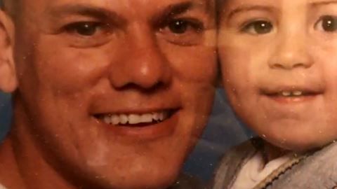 Felipe Gallegos se dedicaba a colgar adornos navideños.