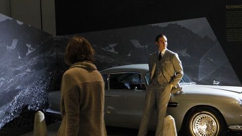 El Aston Martin DB5 que Bond usó en 'GoldenEye' es una de las piezas más admiradas.
