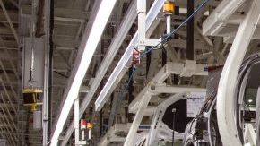 Trabajadores en una planta de producción de autos Volkswagen. Va en aumento demanda de carros.