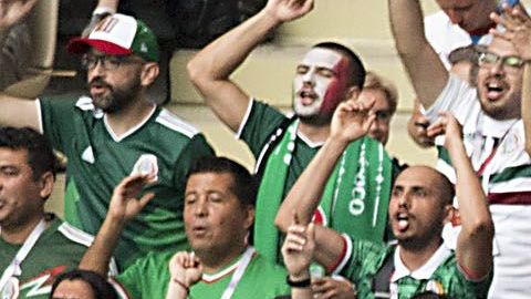 Los aficionados mexicanos viajan por millares para apoyar a su selección.