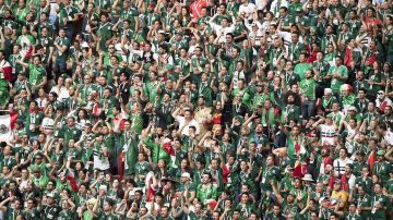 Los aficionados mexicanos viajan por millares para apoyar a su selección.