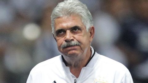 El 'Tuca' Ferretti volvió a plantear un partido mediocre ante un equipo superior.