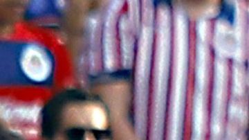 JJ Macías besando el escudo del León, luego de anotarle a Chivas.