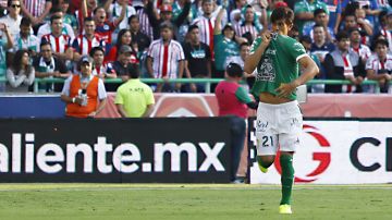 JJ Macías besando el escudo del León, luego de anotarle a Chivas.