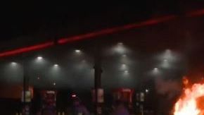 El conductor que habría ocasionado el incendio huyó del lugar.