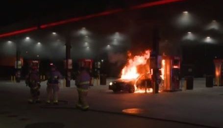 El conductor que habría ocasionado el incendio huyó del lugar.