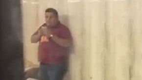 En el video, se ve al chico en el suelo con las piernas alrededor del torso de su oponente.