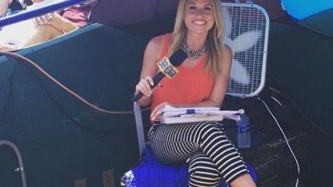 La periodista sincronizó su reloj con el de su novio.