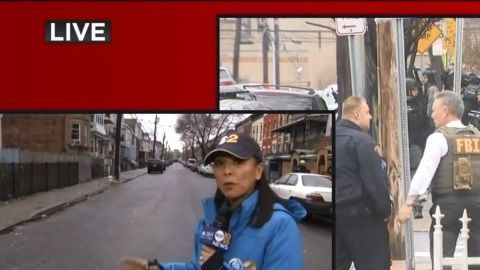 FBI y policía en la escena