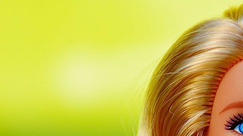 La mujer, en tono de broma, regañó a los niños diciéndoles por qué no habían pedido nada para ella.