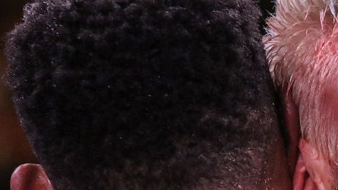 Chávez Jr. felicita a Jacobs antes de una lluvia de proyectiles.