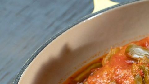 Preparar chicharrón en salsa de chile morita es una de las recetas más sencillas y deliciosas de la cocina mexicana. ¡En 10 minutos estará listo!