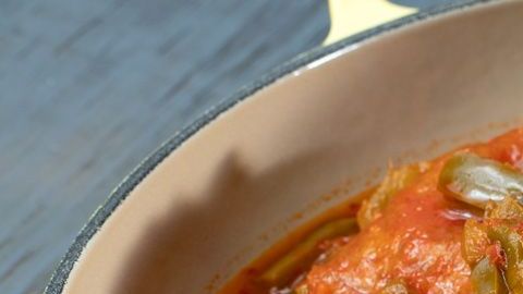 Preparar chicharrón en salsa de chile morita es una de las recetas más sencillas y deliciosas de la cocina mexicana. ¡En 10 minutos estará listo!