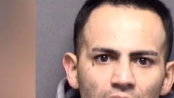 Joseph García presuntamente le dio un puñetazo a un agente.