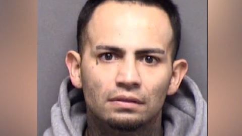 Joseph García presuntamente le dio un puñetazo a un agente.