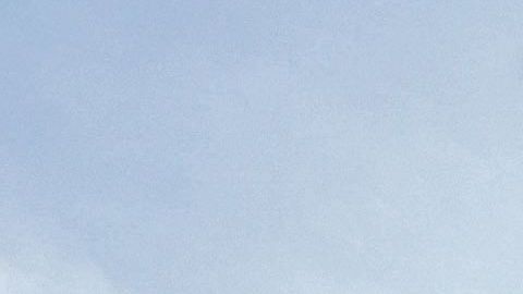 Miembros de la asociación Familias Unidas por Nuestros desaparecidos Jalisco preparan una pancarta con retratos de personas desaparecidas en Guadalajara.