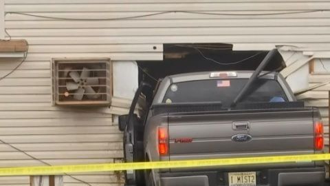 La camioneta entró a la sala