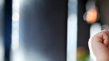 Niño comida feliz-canva