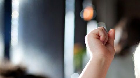 Niño comida feliz-canva