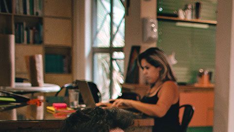 Las bromas en la oficina permiten salir de la rutina laboral pero no hay que exagerar.