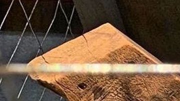 Niño Dios con manta térmica de cárceles de ICE.