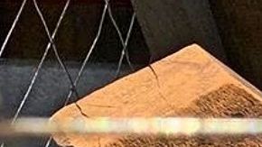 Niño Dios con manta térmica de cárceles de ICE.