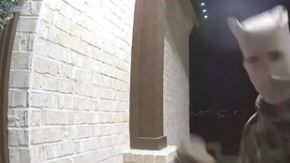 Una cámara de vigilancia captó a uno de los sospechosos en acción.