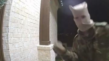 Una cámara de vigilancia captó a uno de los sospechosos en acción.