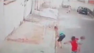 Niño es atacado por un perro pitbull.