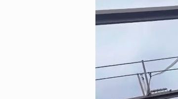 El suicida parado sobre una pequeña viga